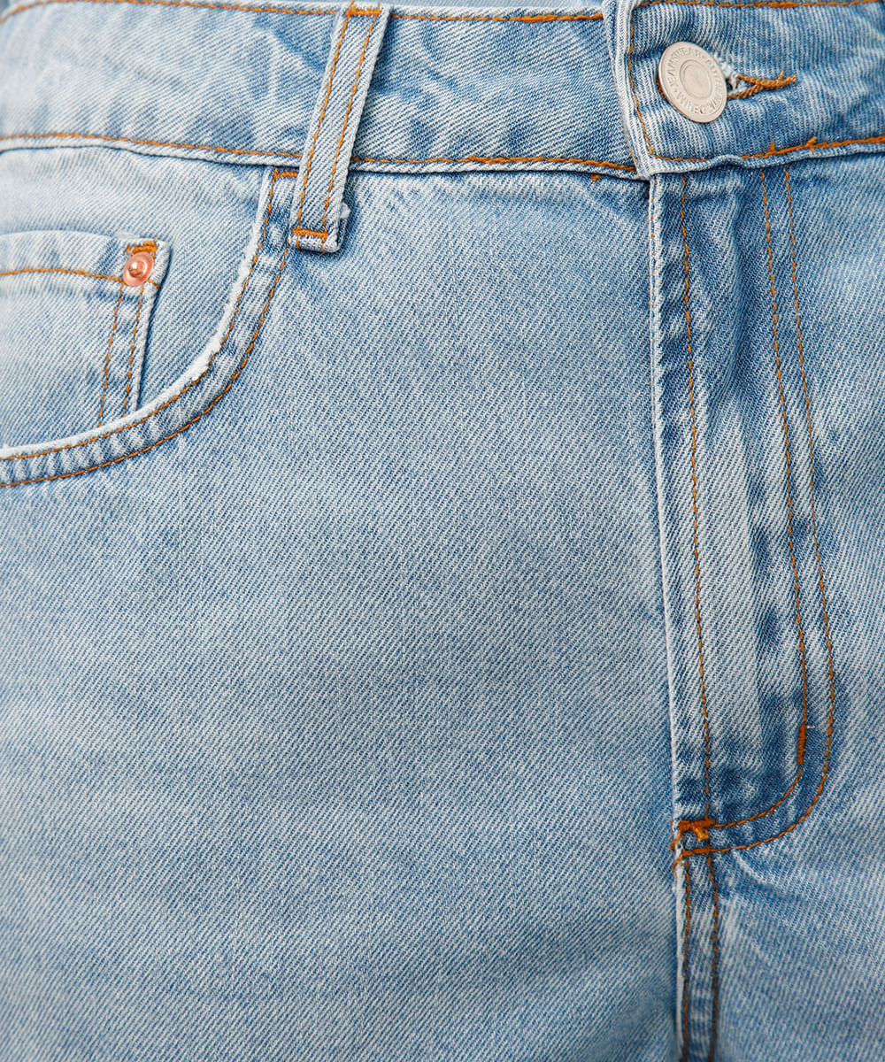 bermuda mom jeans cintura média barra desfiada azul