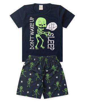 Pijama Verão Menino Infantil Marinho Camiseta e Bermuda Caveiras Brilha no Escuro Molekada