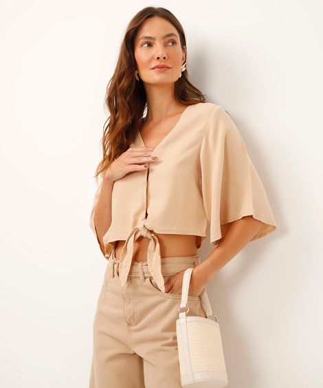 camisa cropped de liocel decote v com amarração bege