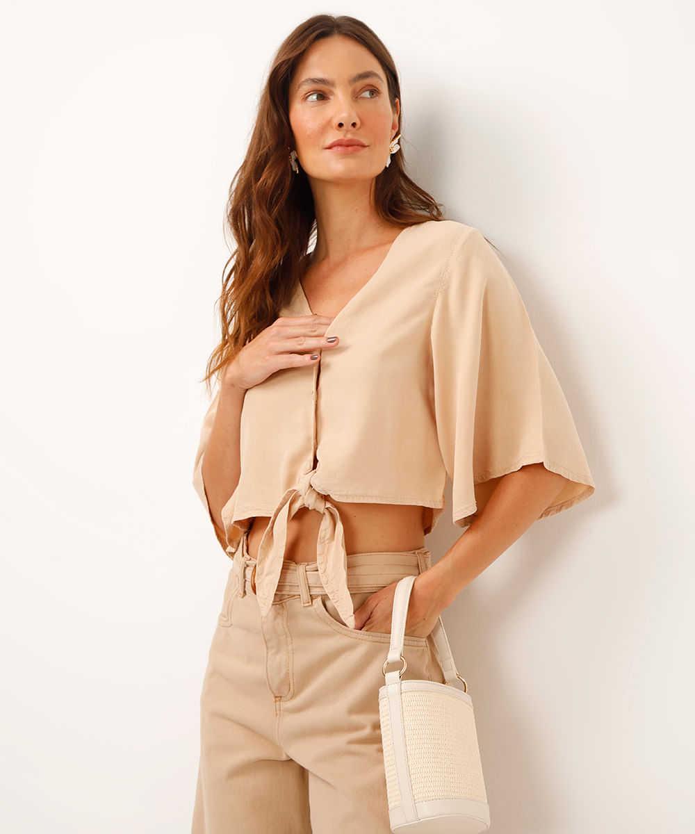 camisa cropped de liocel decote v com amarração bege