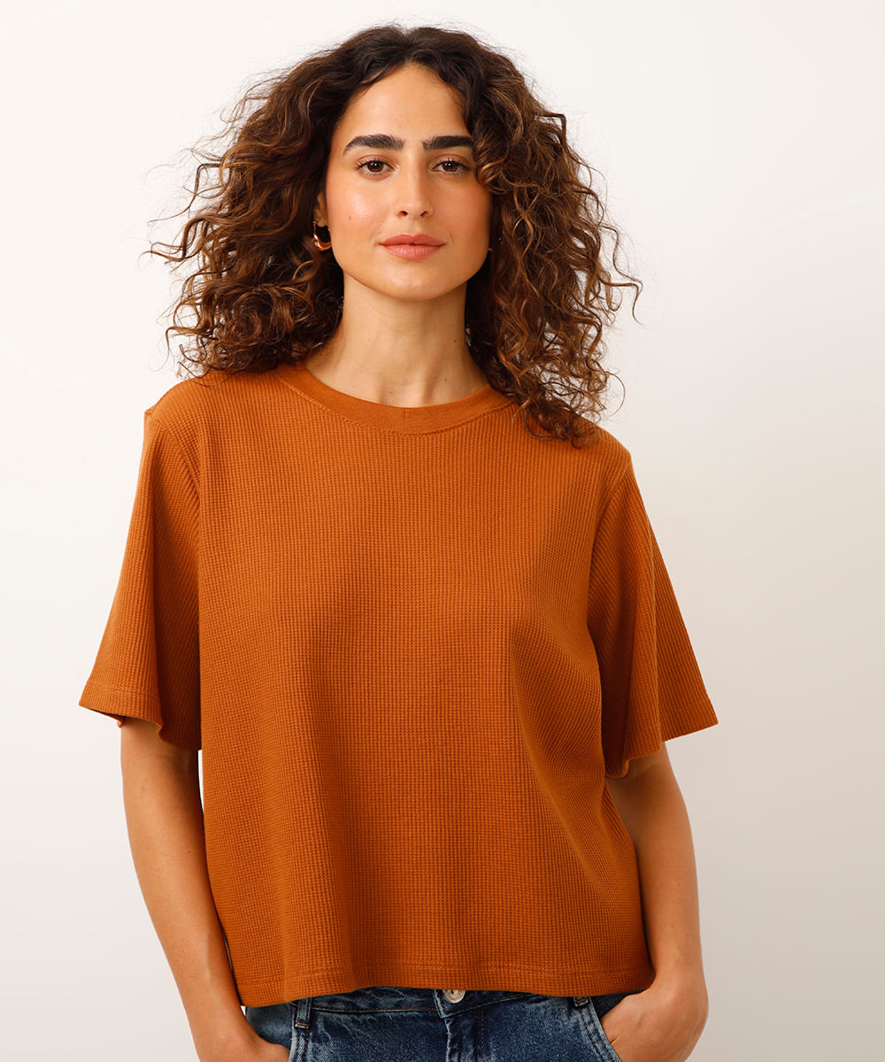 blusa texturizada manga curta marrom