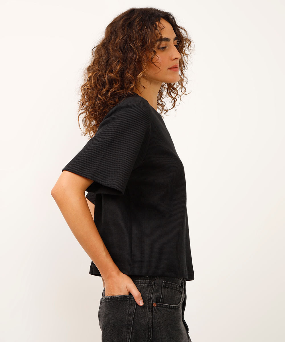 blusa texturizada manga curta preta