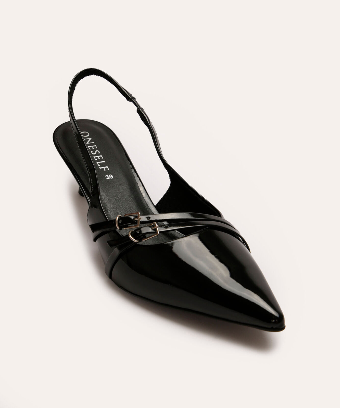 scarpin com fivelas salto fino baixo oneself preto