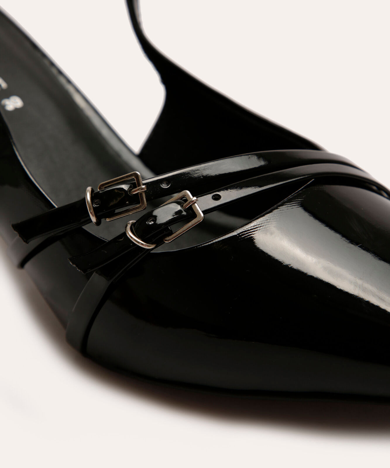 scarpin com fivelas salto fino baixo oneself preto