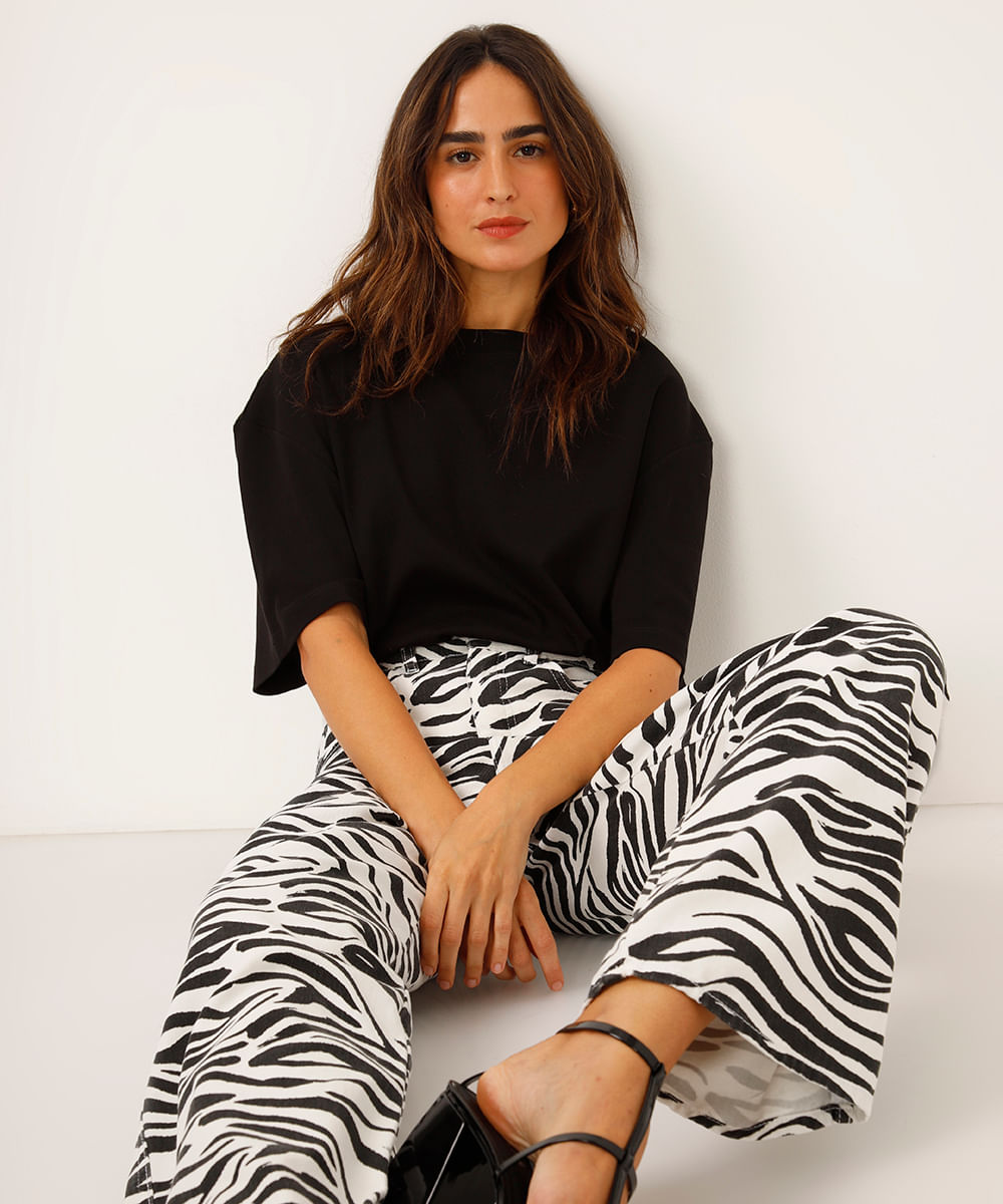 calça wide leg de sarja cintura alta animal print colorida