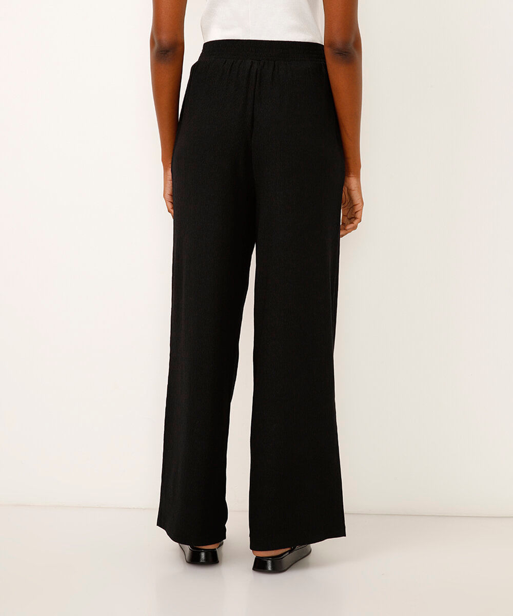 calça wide leg com bolsos texturizada preta