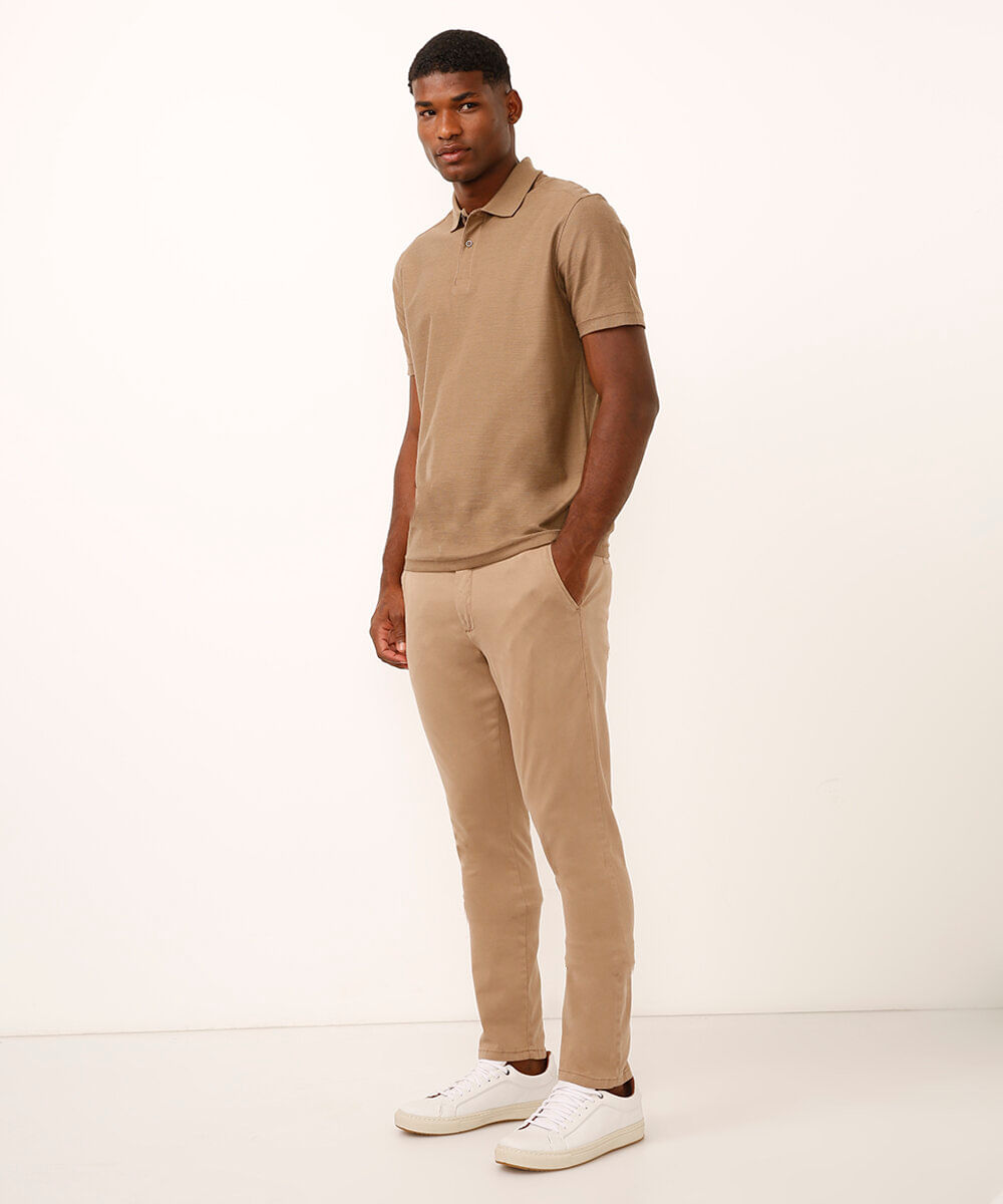 calça de sarja carrot com bolsos bege