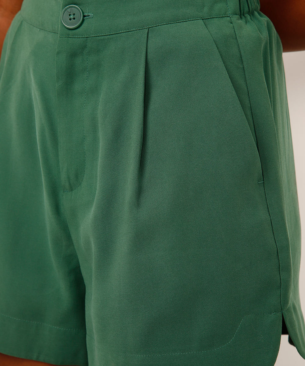 short curto de alfaiataria com pregas verde