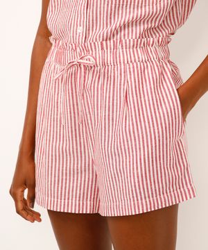 short com elástico e bolso vermelho