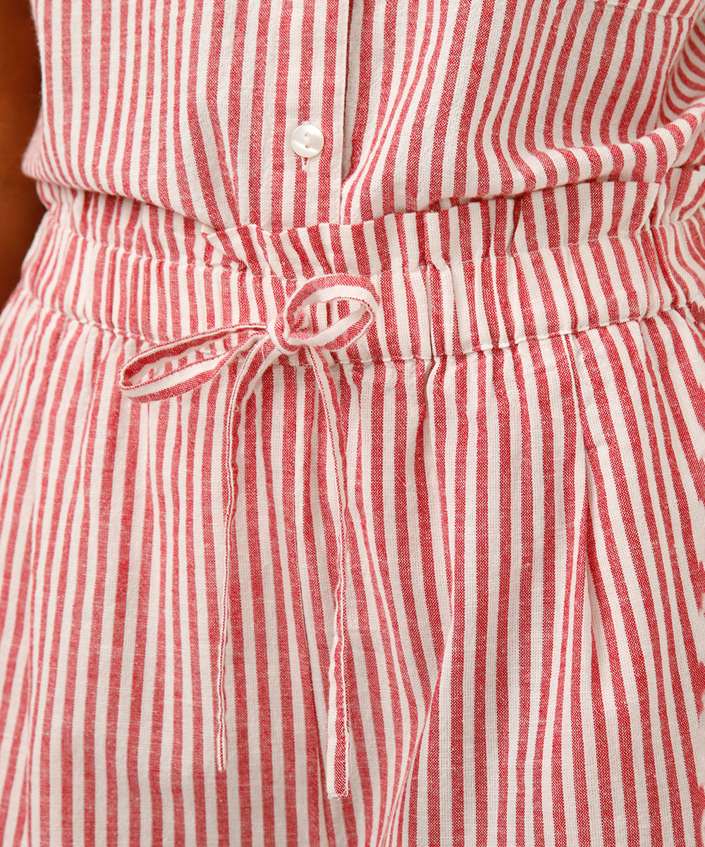 short com elástico e bolso vermelho