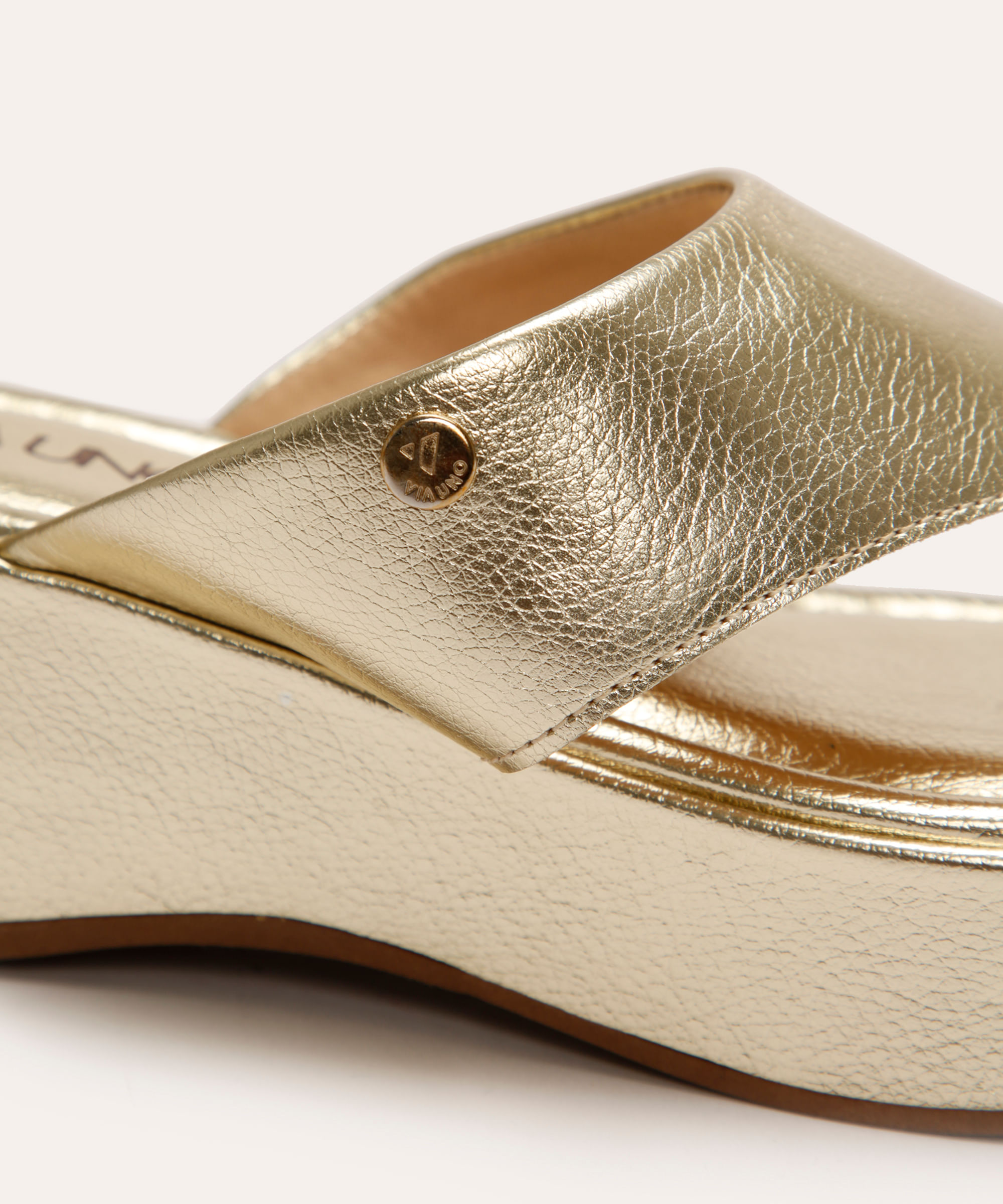 tamanco flatform via uno dourado