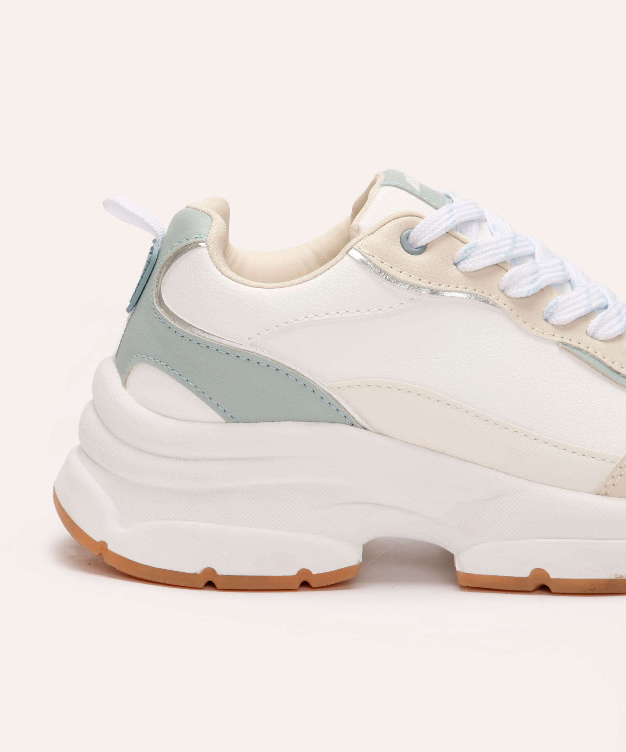 tênis casual com recortes branco