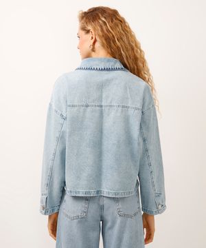 jaqueta jeans com bordados azul