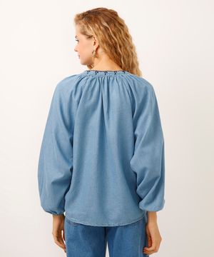 blusa jeans bordada decote v manga bufante azul