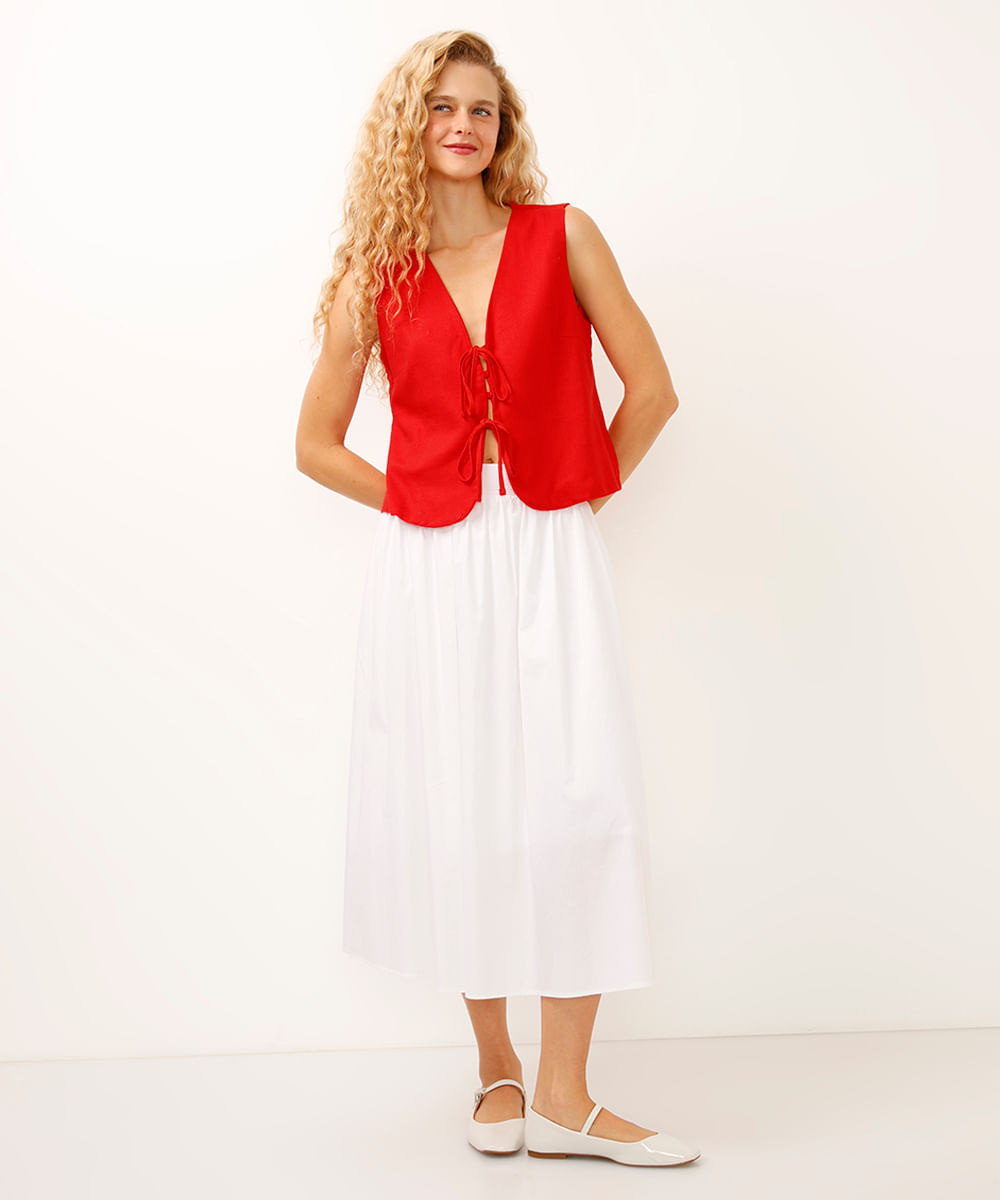 colete com linho e amarração vermelho