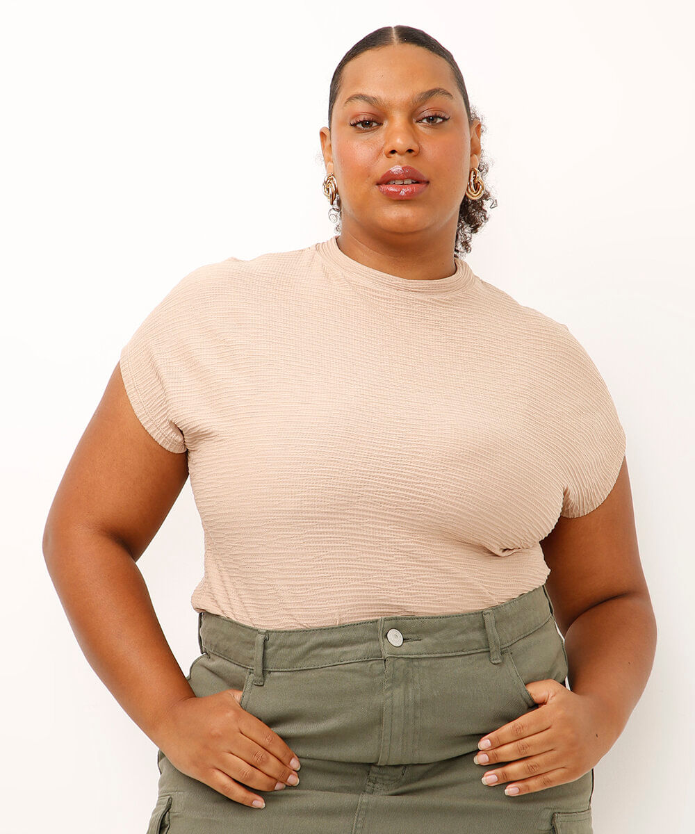 blusa de viscose gola alta manga japonesa plus size bege