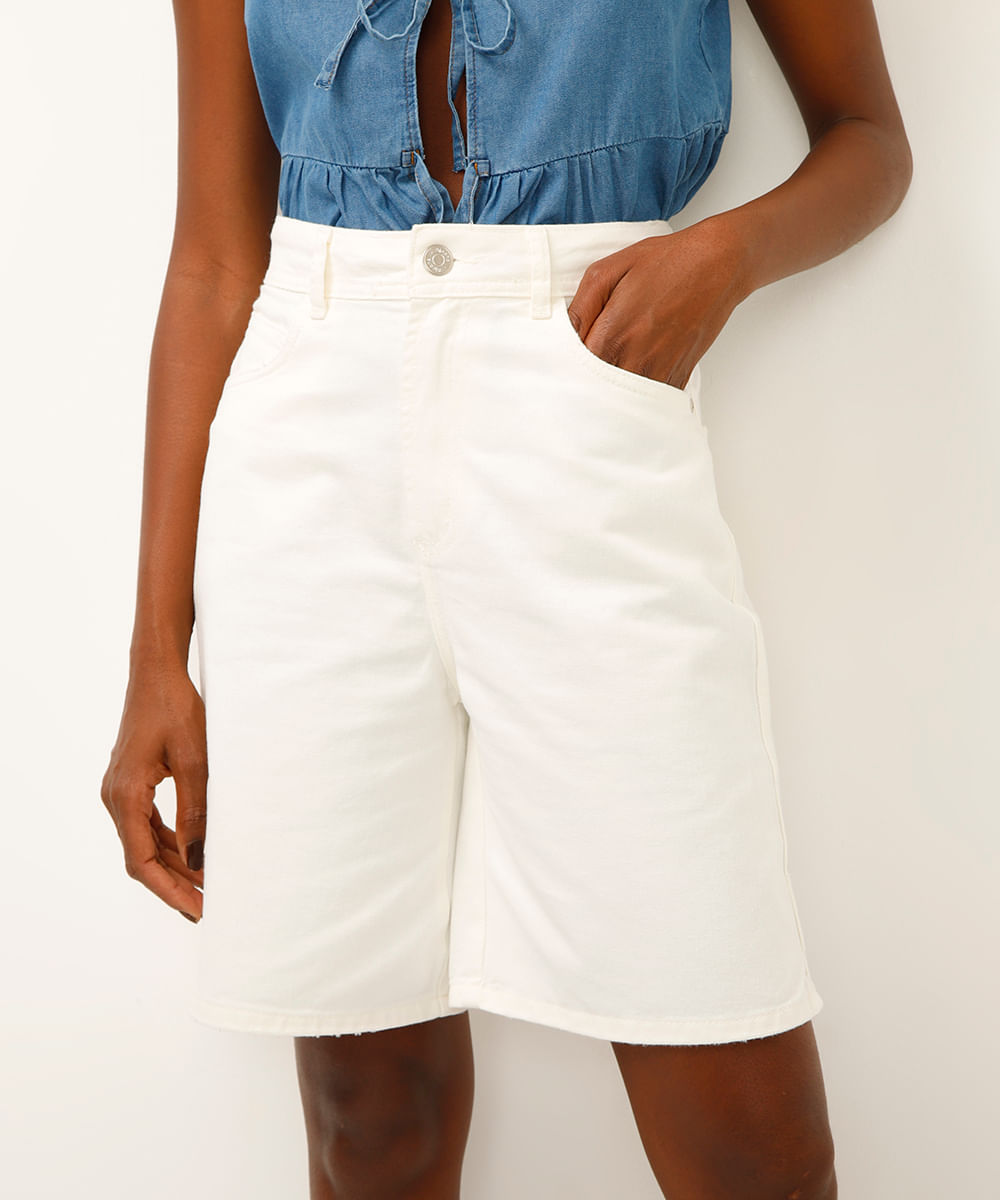 bermuda alongada de sarja cintura alta com fenda off white