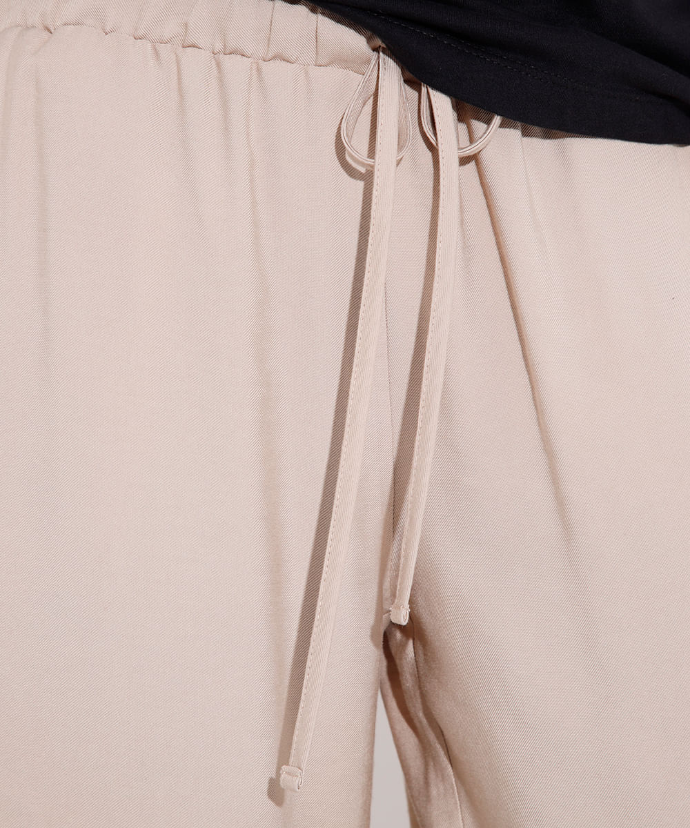 calça estilo pijama com bolsos mindset bege