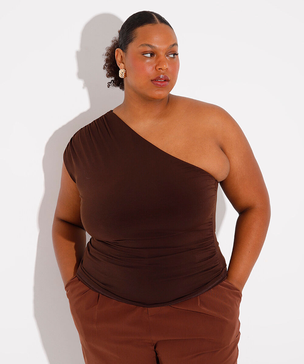 blusa ombro único com franzido plus size mindset marrom