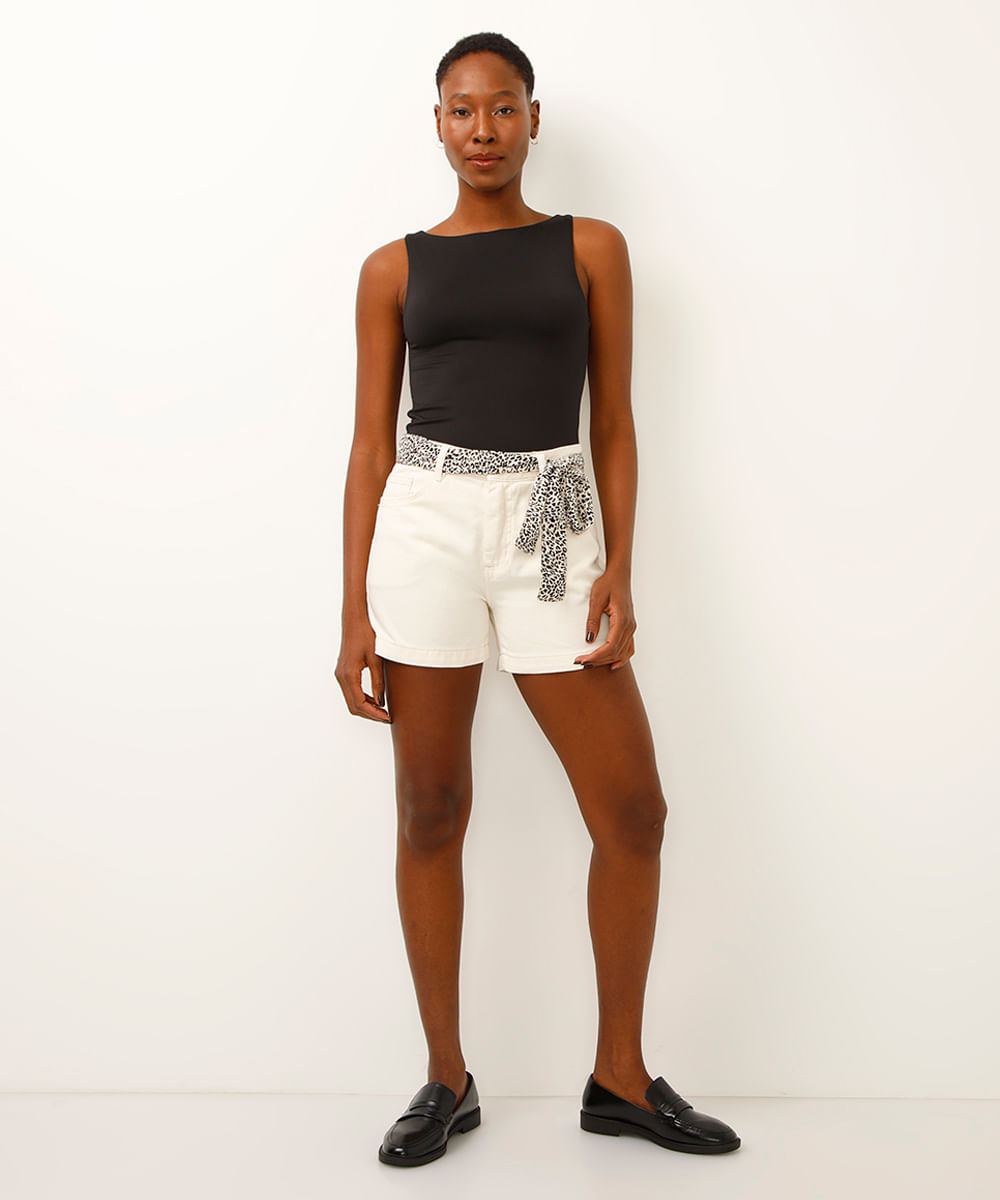 short mom de sarja com lenço bege