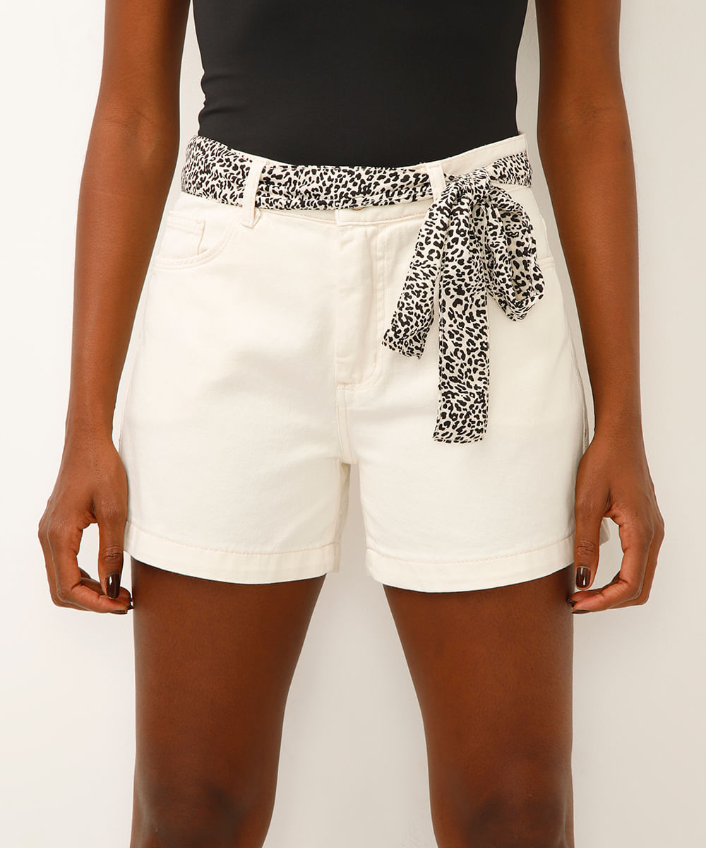 short mom de sarja com lenço bege