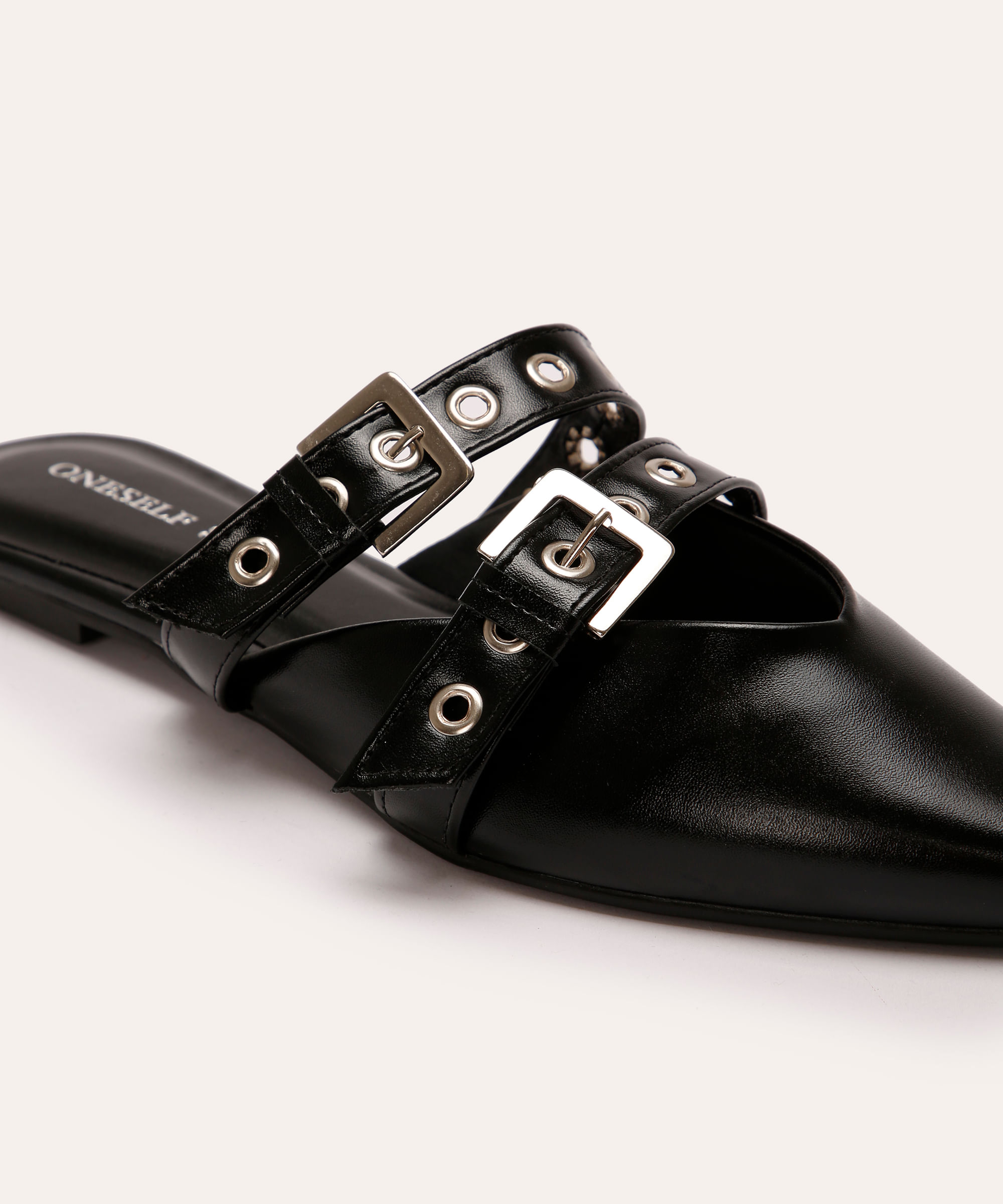 mule bico fino com fivelas oneself preto