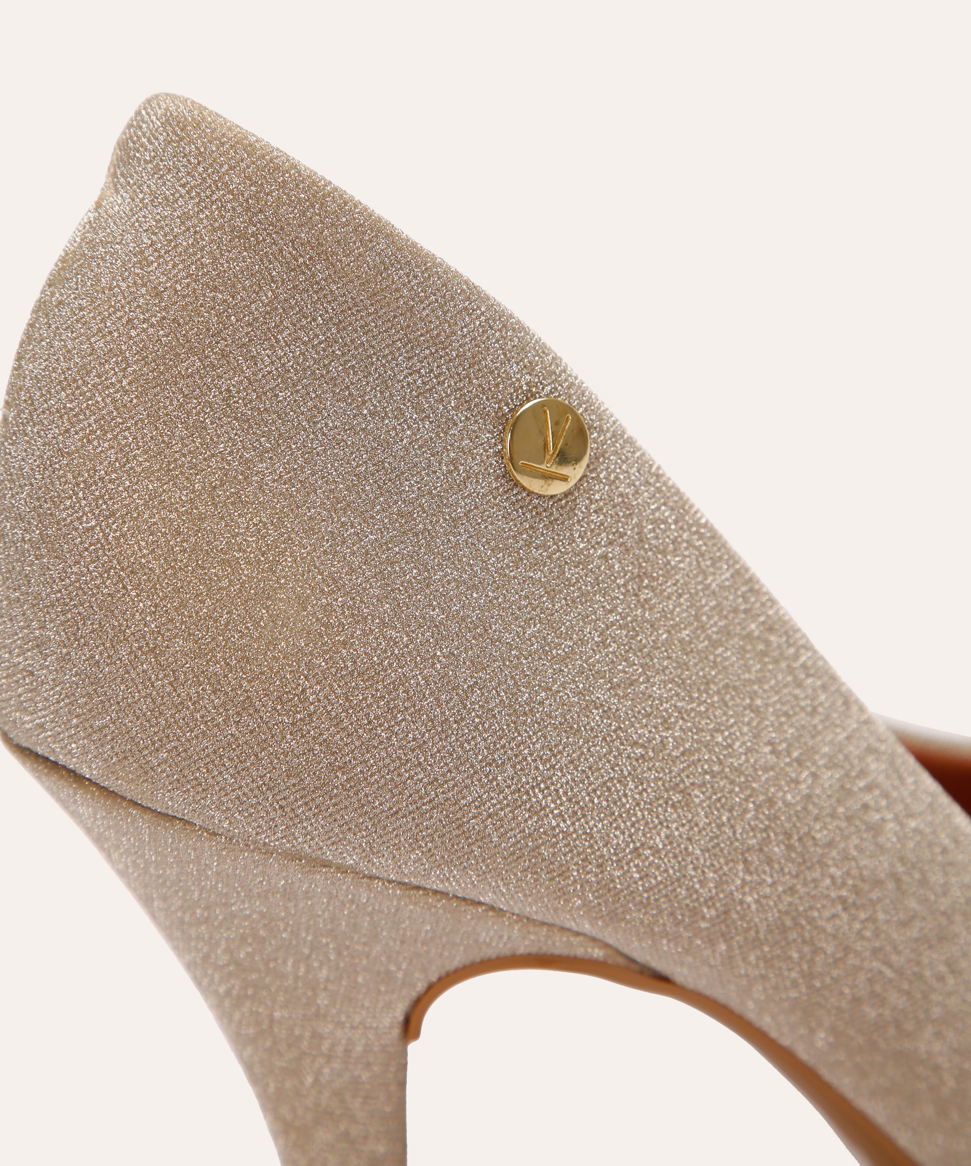 scarpin vizzano bico fino com brilho dourado