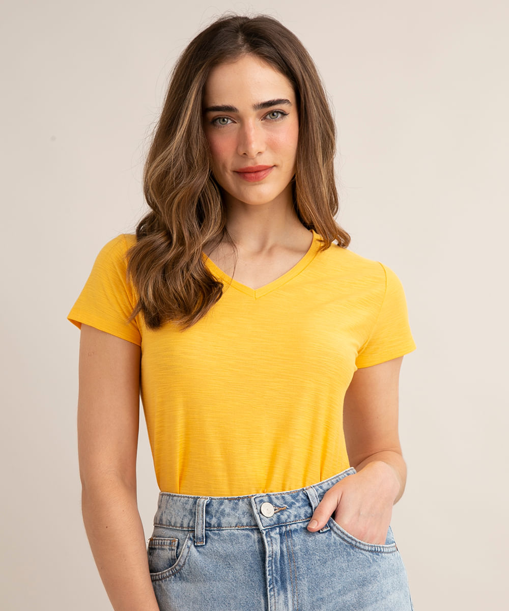 camiseta de algodão peruano decote v amarela