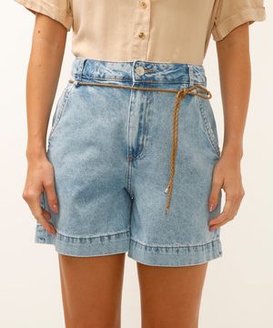 short mom jeans com cinto trançado azul