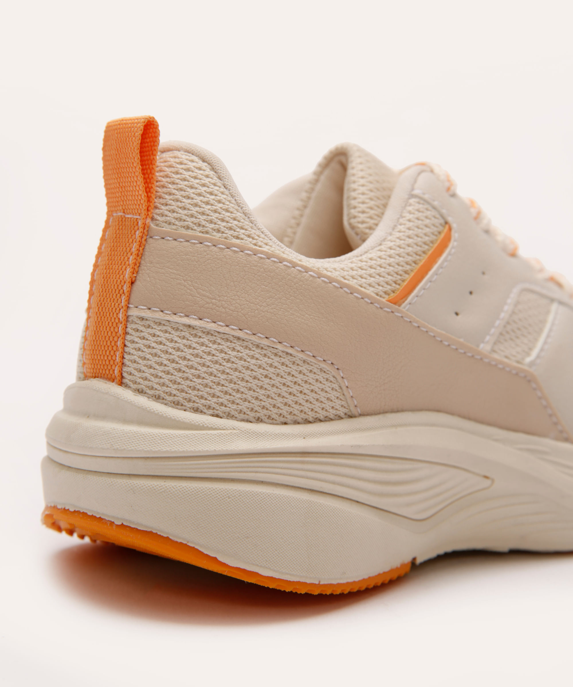 tênis esportivo infantil com recortes off white