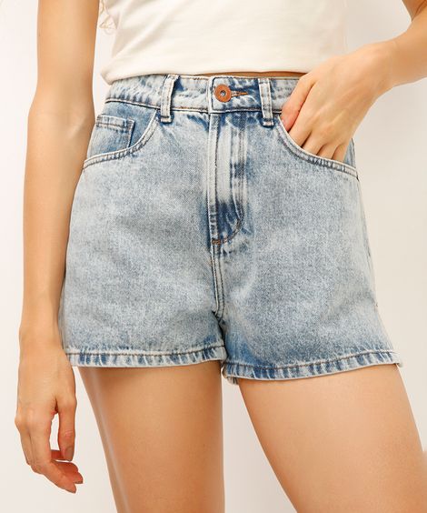 short mom jeans com fendas azul