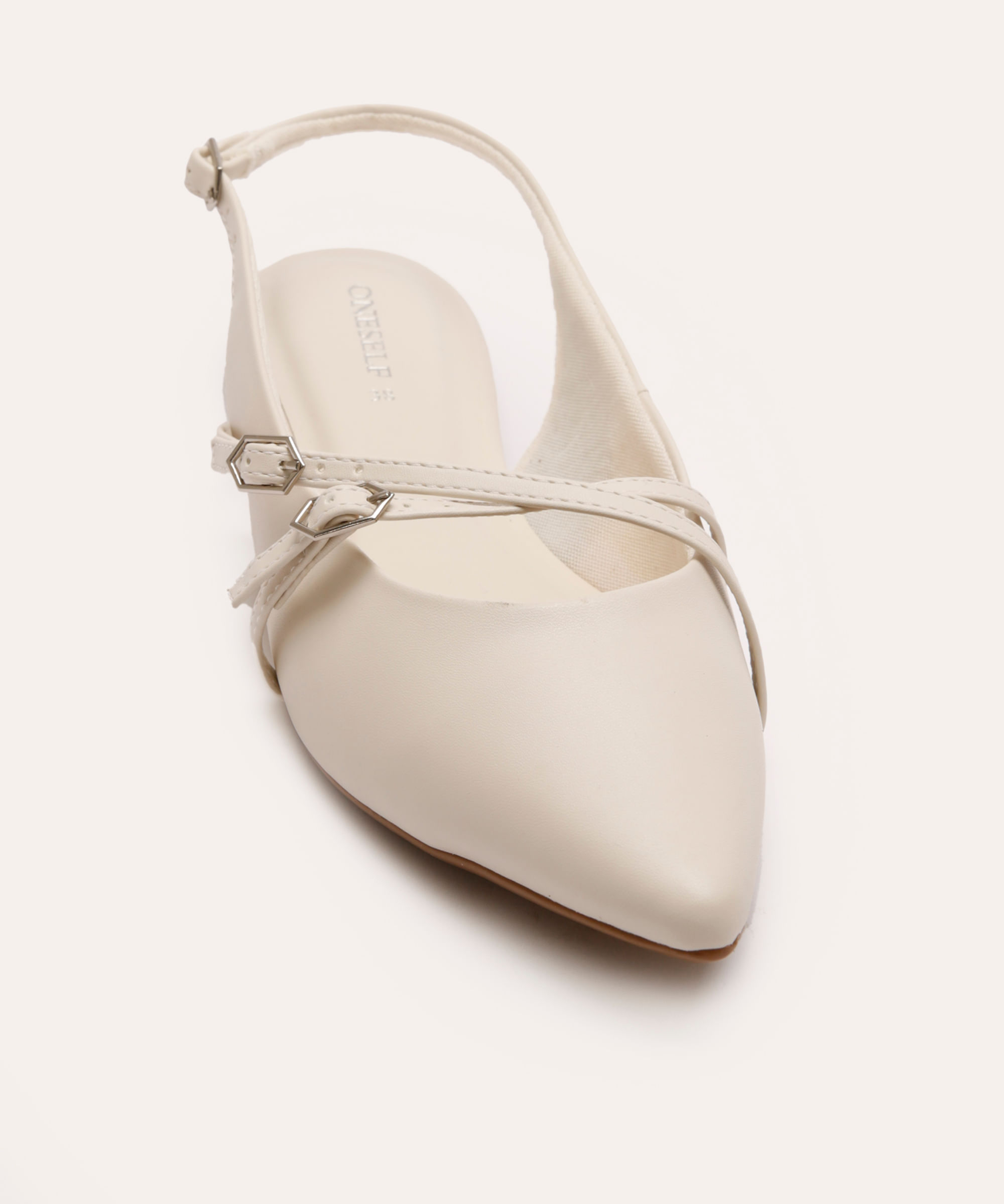 sapatilha bico fino fivelas oneself off white