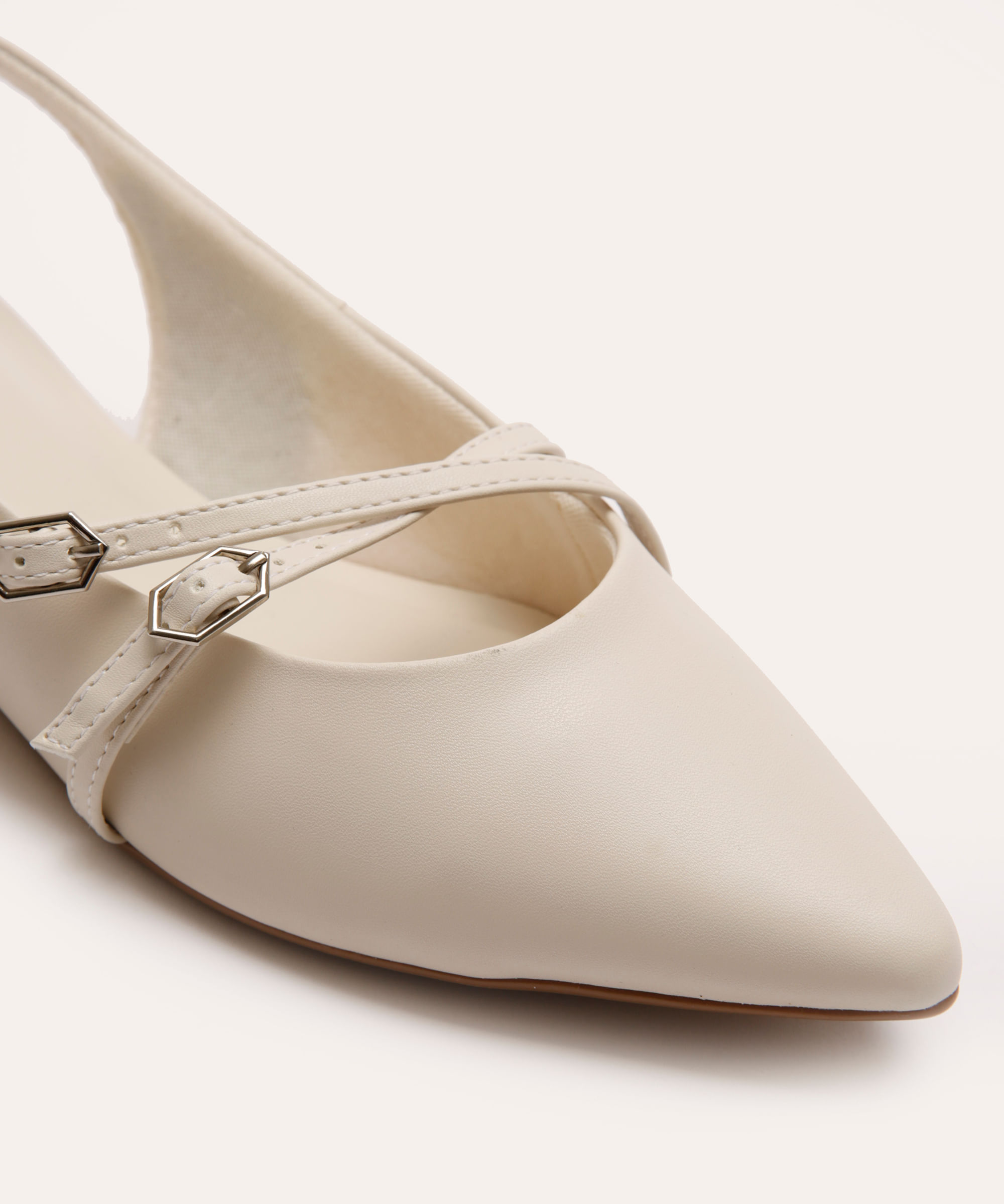 sapatilha bico fino fivelas oneself off white