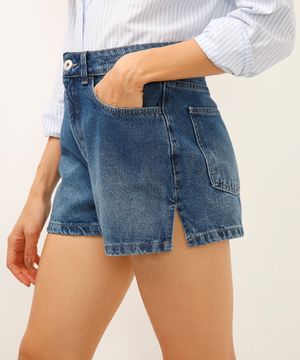 short mom jeans com fendas azul