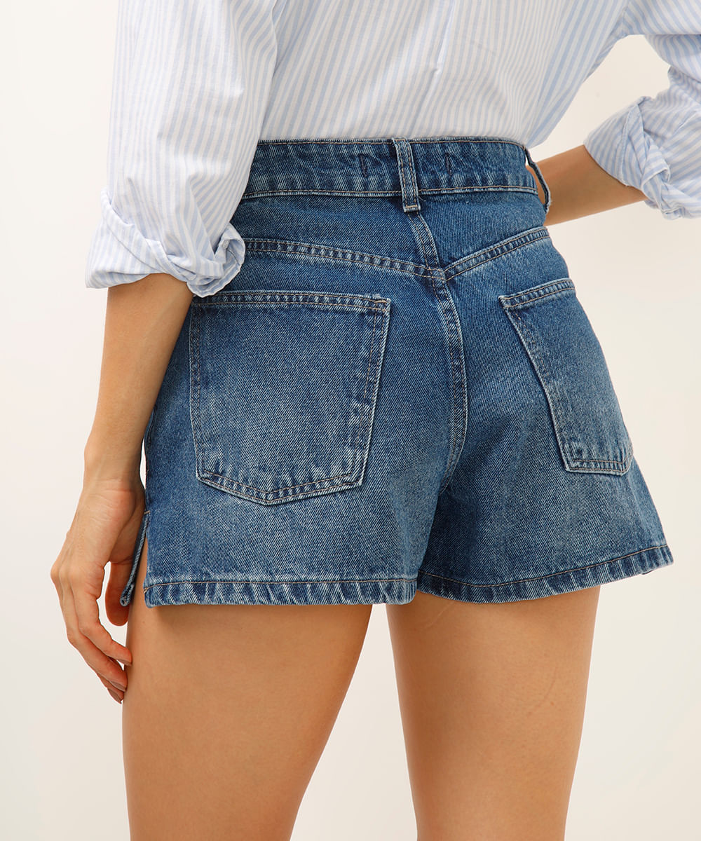 short mom jeans com fendas azul