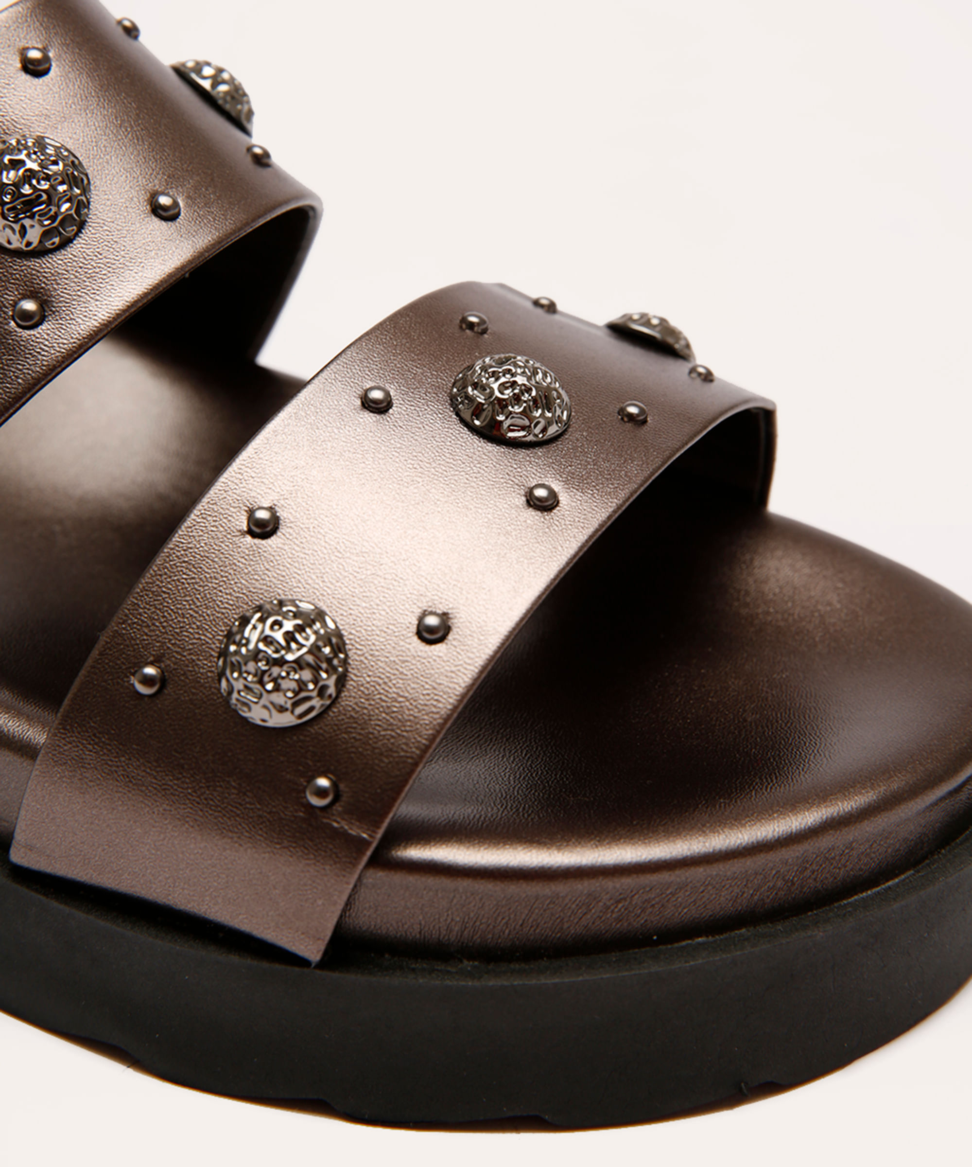 rasteirinha flatform com tachas metalizada oneself prateada