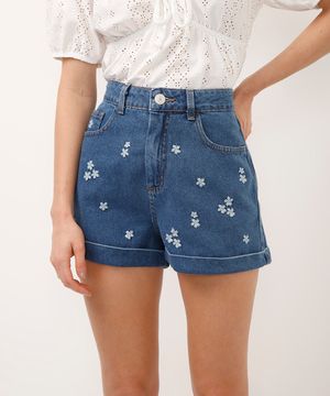 short mom jeans com bordado floral azul