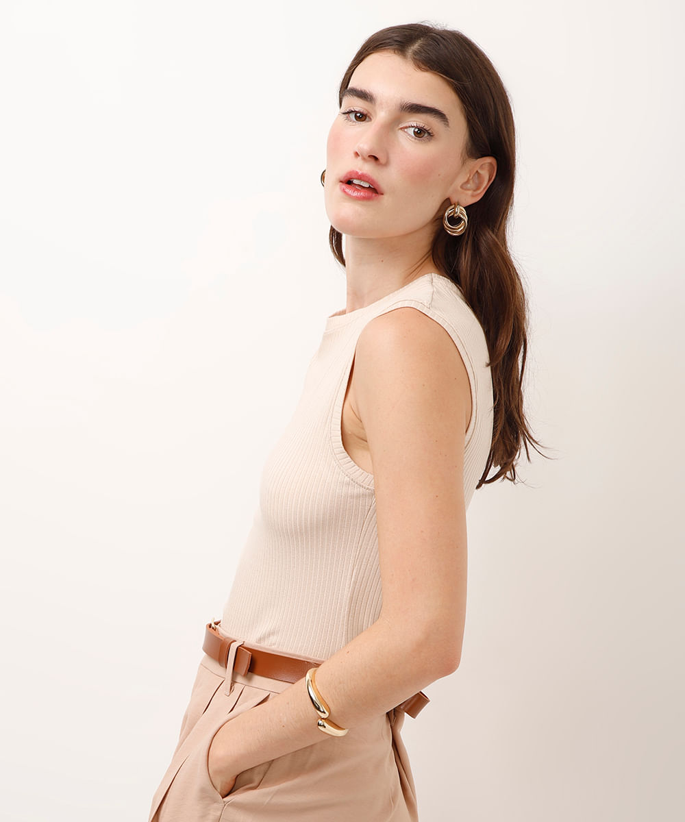 regata canelada decote redondo bege