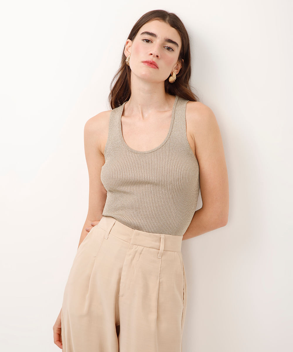 regata de tricot canelada com lurex dourada