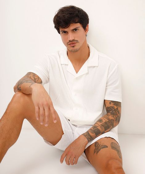 camisa manga curta texturizada e listrada - off white
