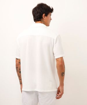 camisa manga curta texturizada e listrada off white