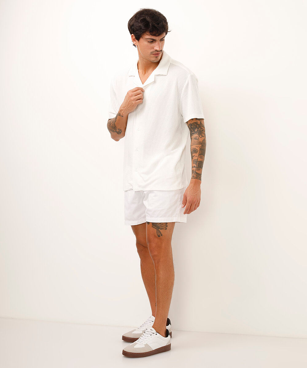 camisa manga curta texturizada e listrada - off white