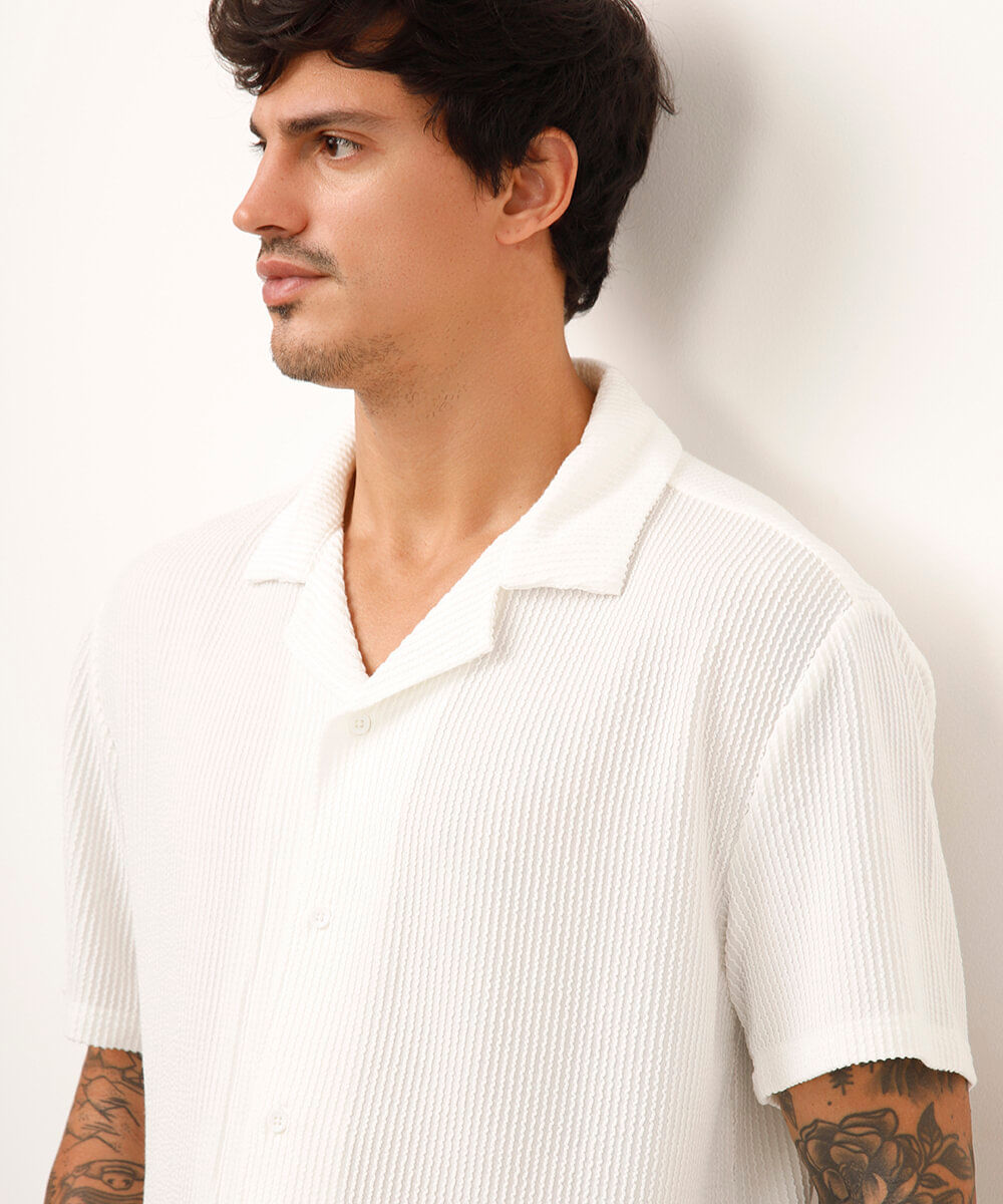 camisa manga curta texturizada e listrada - off white
