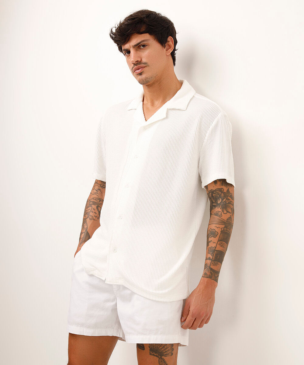camisa manga curta texturizada e listrada - off white