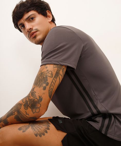 camiseta esportiva com listras cinza