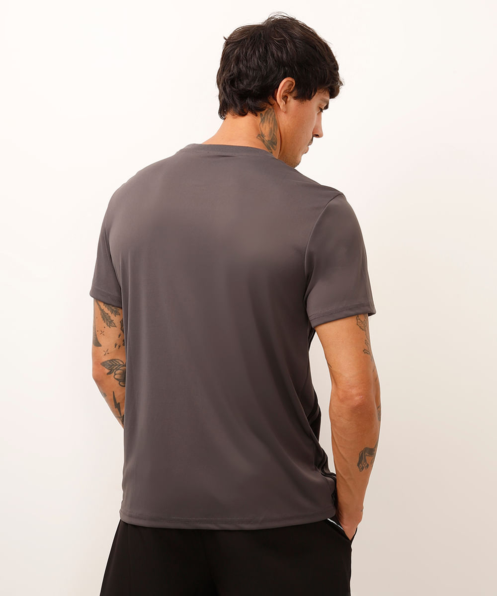 camiseta esportiva com listras cinza