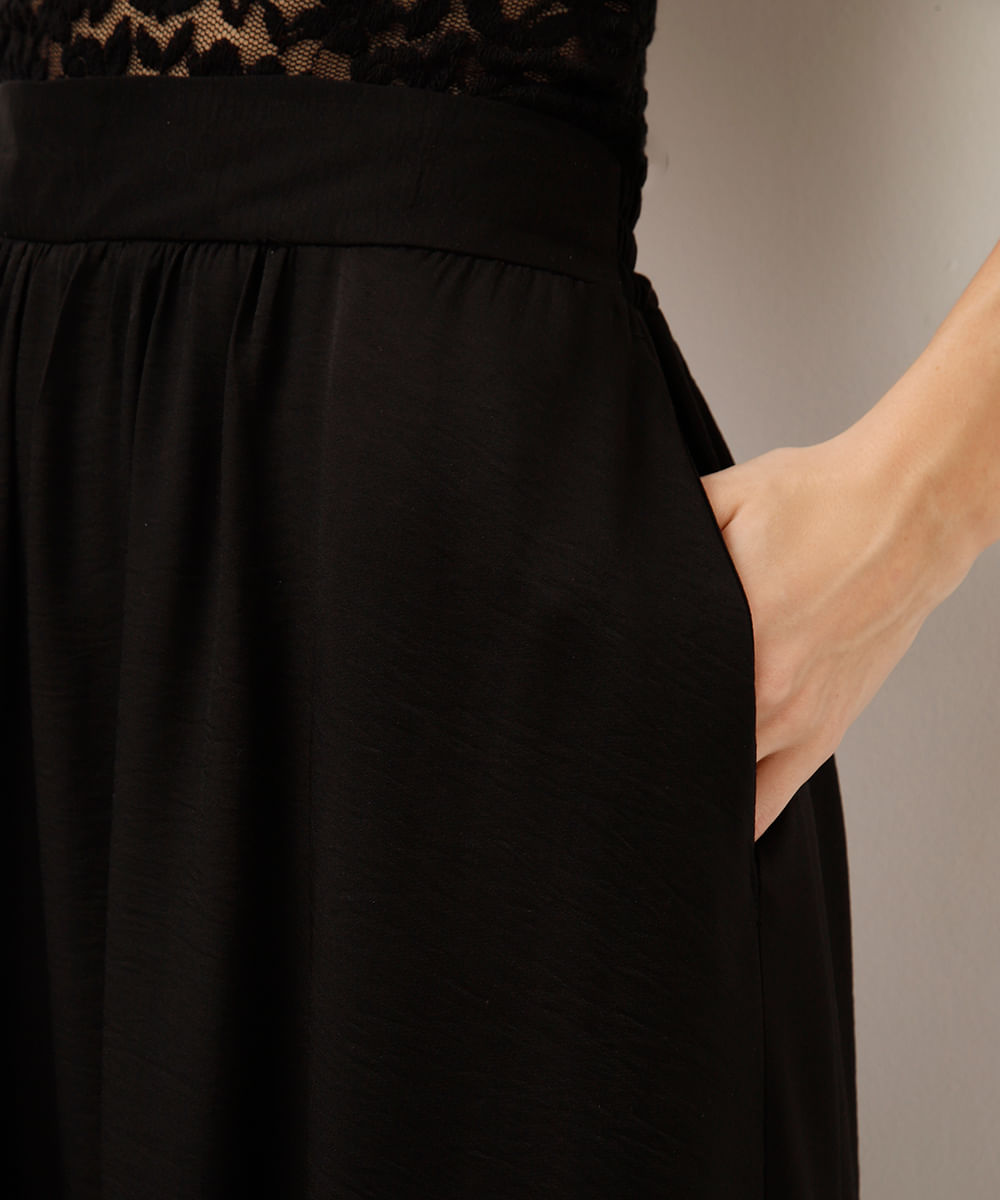saia midi evasê com bolsos texturizada preta