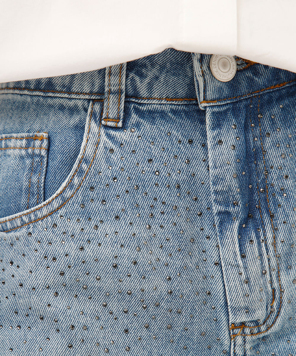 short mom jeans com brilhos azul