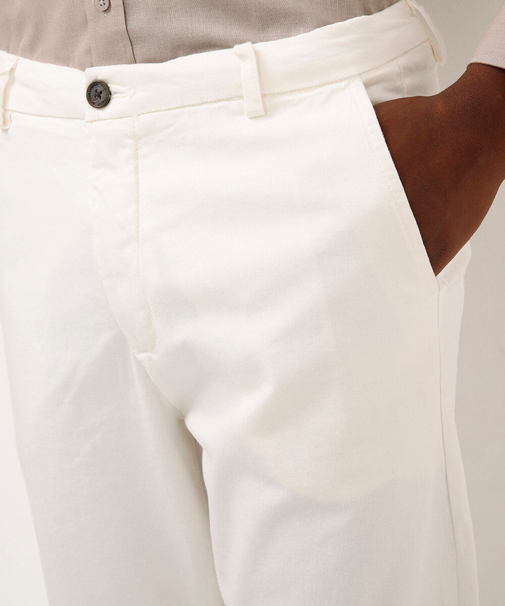calça social slim de sarja bolso chino off white