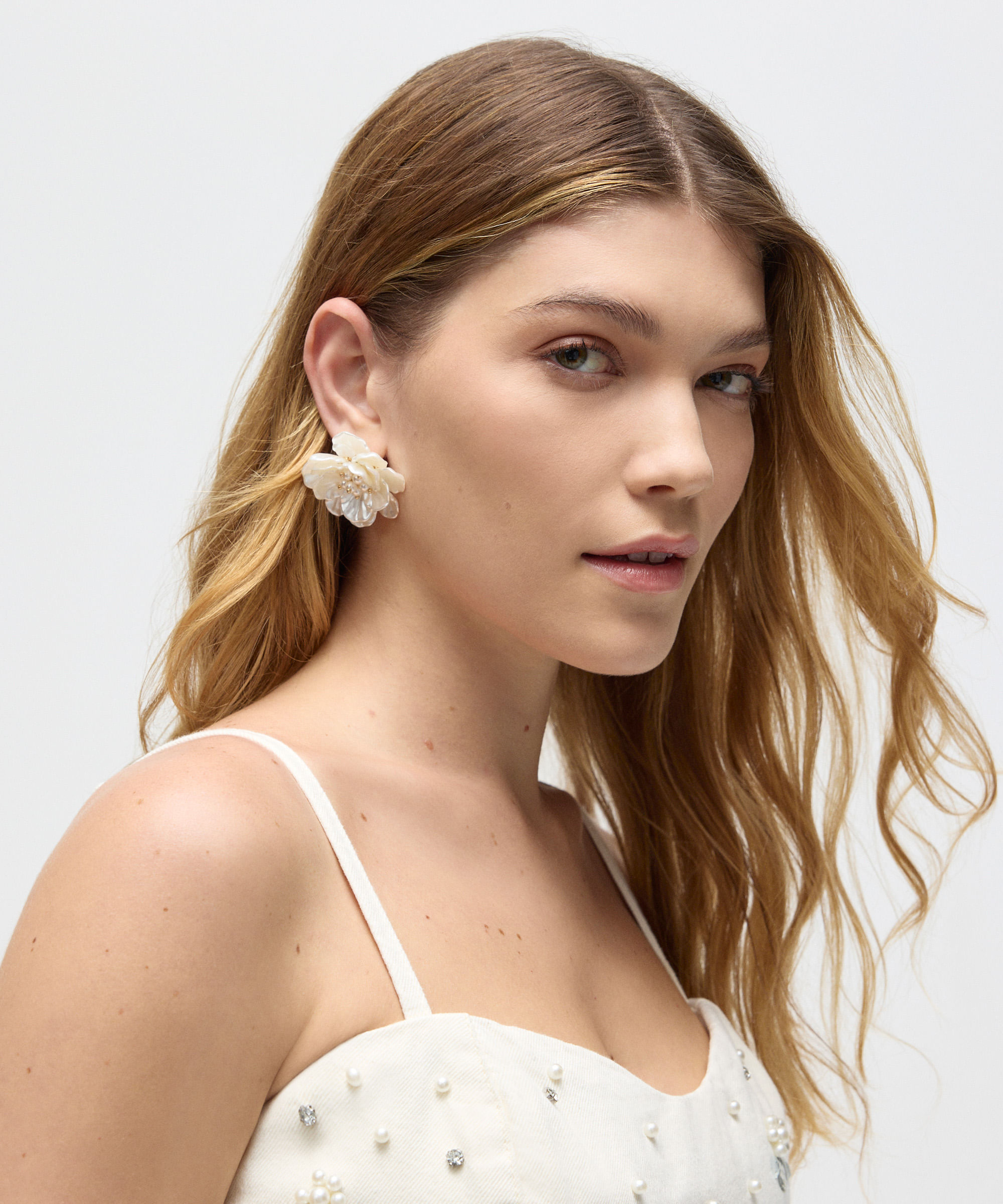 brinco floral perolado patbo off white